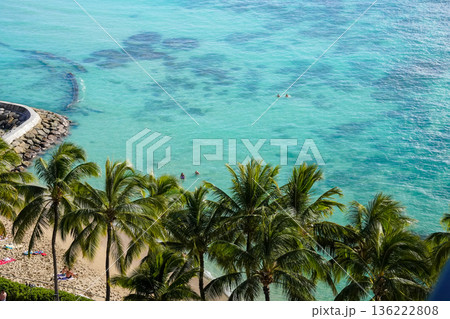 ハワイ ワイキキビーチとダイヤモンドヘッド 青い海と空の絶景リゾート風景 136222808
