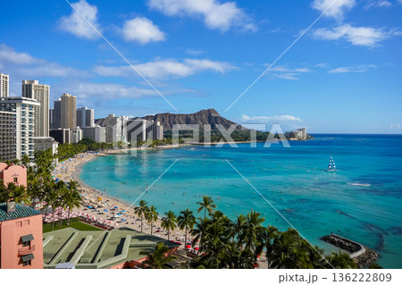 ハワイ ワイキキビーチとダイヤモンドヘッド 青い海と空の絶景リゾート風景 136222809