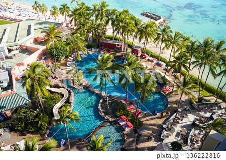 ハワイ ワイキキビーチとダイヤモンドヘッド 青い海と空の絶景リゾート風景 ハワイ ワイキキビーチとダイヤモンドヘッド 青い海と空の絶景リゾート風景 136222816