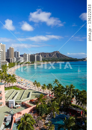 ハワイ ワイキキビーチとダイヤモンドヘッド 青い海と空の絶景リゾート風景 136222818