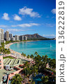 ハワイ ワイキキビーチとダイヤモンドヘッド 青い海と空の絶景リゾート風景 136222819