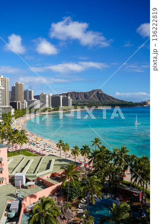 ハワイ ワイキキビーチとダイヤモンドヘッド 青い海と空の絶景リゾート風景 136222819