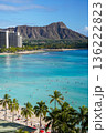 ハワイ ワイキキビーチとダイヤモンドヘッド 青い海と空の絶景リゾート風景 136222823