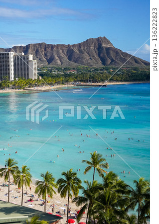ハワイ ワイキキビーチとダイヤモンドヘッド 青い海と空の絶景リゾート風景 136222823
