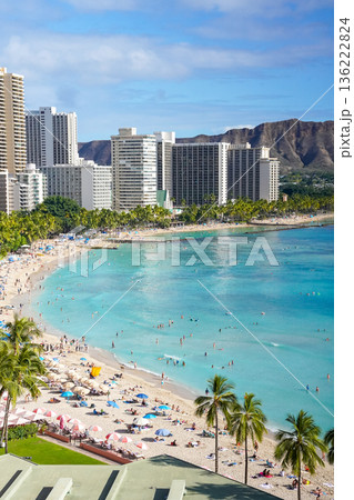 ハワイ ワイキキビーチとダイヤモンドヘッド 青い海と空の絶景リゾート風景 136222824
