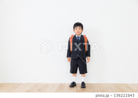 ランドセルを背負ったスーツの男の子 ランドセルを背負ったスーツの男の子 136222843