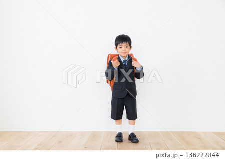 ランドセルを背負ったスーツの男の子 136222844