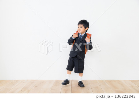 ランドセルを背負ったスーツの男の子 136222845