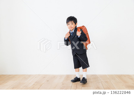ランドセルを背負ったスーツの男の子 ランドセルを背負ったスーツの男の子 136222846