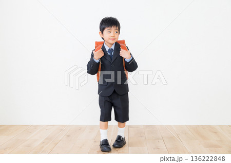ランドセルを背負ったスーツの男の子 ランドセルを背負ったスーツの男の子 136222848