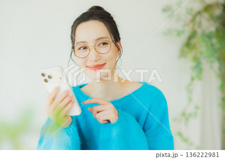 スマホを見る女性 136222981