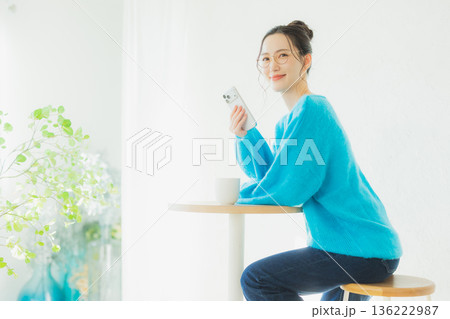 スマホを見る女性 136222987