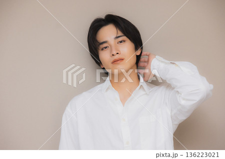 考え事をする男性 136223021