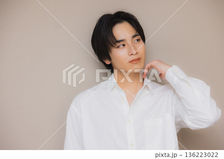 考え事をする男性 考え事をする男性 136223022