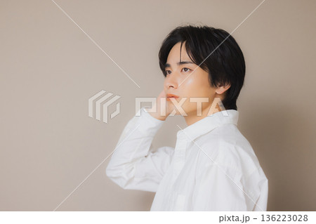 考え事をする男性 考え事をする男性 136223028