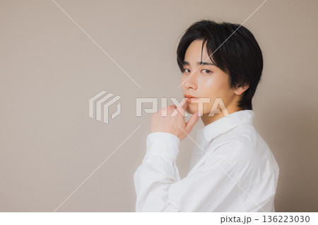 考え事をする男性 考え事をする男性 136223030