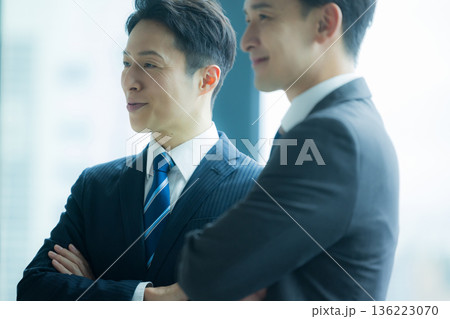 立ち話をするビジネスパーソン 　　 136223070