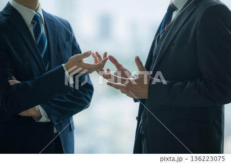 立ち話をするビジネスパーソン 　　 136223075