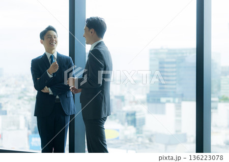 立ち話をするビジネスパーソン 立ち話をするビジネスパーソン 136223078