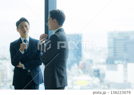 立ち話をするビジネスパーソン 　　 136223079
