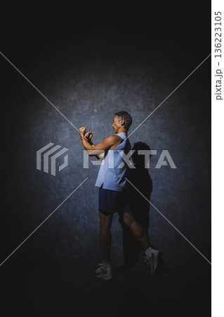 ストレッチをする男性 136223105