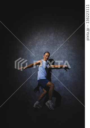 ストレッチをする男性 ストレッチをする男性 136223111