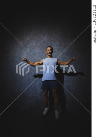 ストレッチをする男性 ストレッチをする男性 136223112