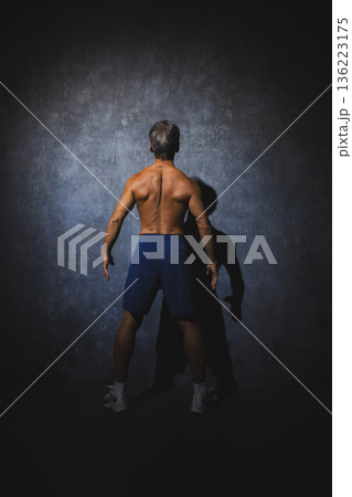 ストレッチをする男性 136223175