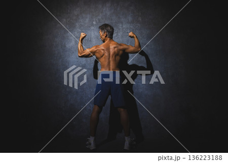 ストレッチをする男性 ストレッチをする男性 136223188