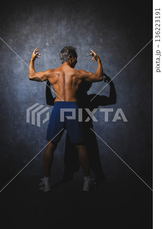 ストレッチをする男性 136223191