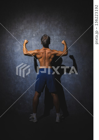 ストレッチをする男性 ストレッチをする男性 136223192