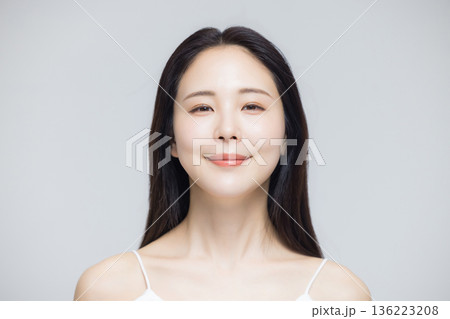 ビューティーモデルの若い女性　　 136223208