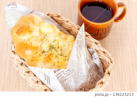 チーズパンとコーヒーで朝食、軽食イメージ 136223213
