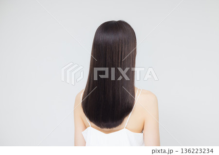 艶やかな髪の女性 136223234