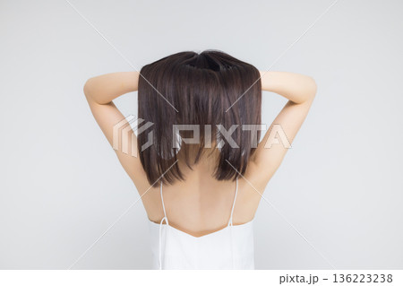 艶やかな髪の女性 艶やかな髪の女性 136223238
