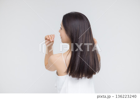 艶やかな髪の女性 艶やかな髪の女性 136223240