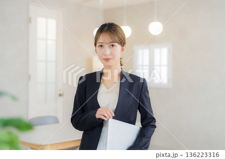 ファイルを持ったスーツの女性 ファイルを持ったスーツの女性 136223316