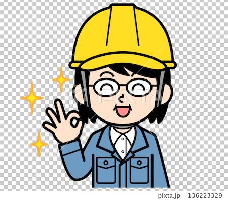 OKするヘルメットをかぶった現場監督の中年女性 OKするヘルメットをかぶった現場監督の中年女性 136223329