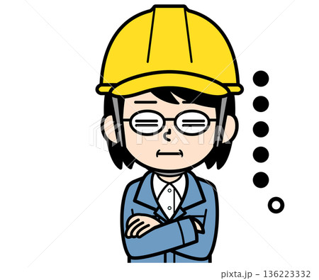 呆れているヘルメットをかぶった現場監督の中年女性 136223332