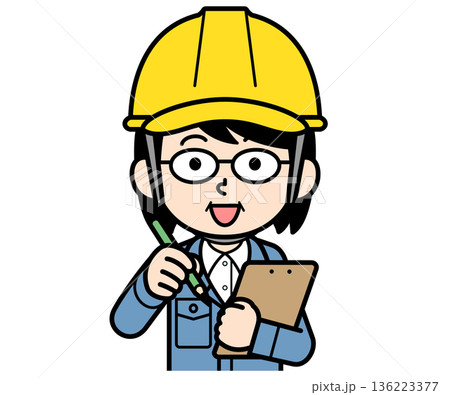メモするヘルメットをかぶった現場監督の中年女性 136223377