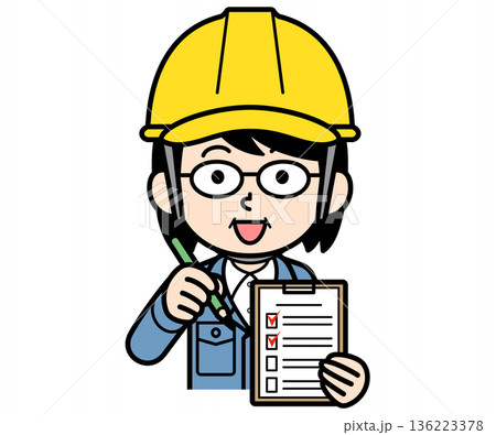 チェックリストに記入するヘルメットをかぶった現場監督の中年女性 136223378
