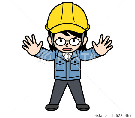 立ち塞がるヘルメットをかぶった現場監督の中年女性 136223465