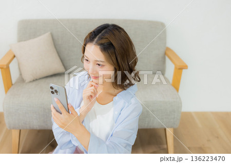 ファイルを持ったスーツの女性 ファイルを持ったスーツの女性 136223470