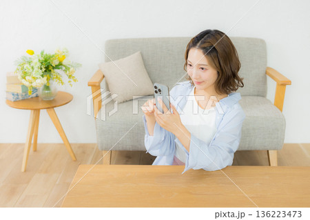 スマホを見る笑顔の女性　 136223473