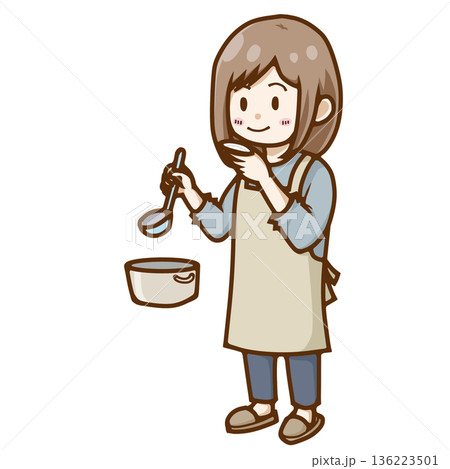 料理を味見する女性（笑顔・成功イメージ） 136223501