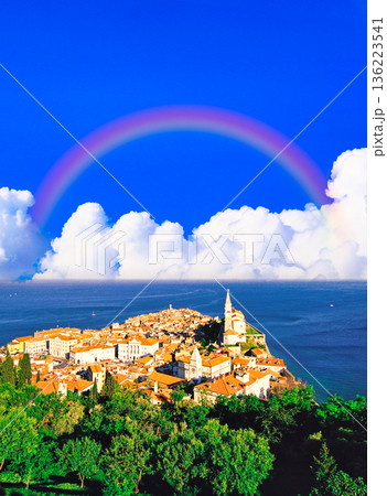 ピランの聖ユーリ教会と美しい町並み ピランの聖ユーリ教会と美しい町並み 136223541