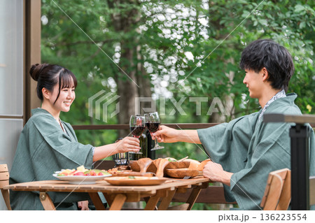バルコニー・ウッドデッキで食事する旅館・温泉旅館に来た若いアジア人カップル（旅行・トラベル） 136223554