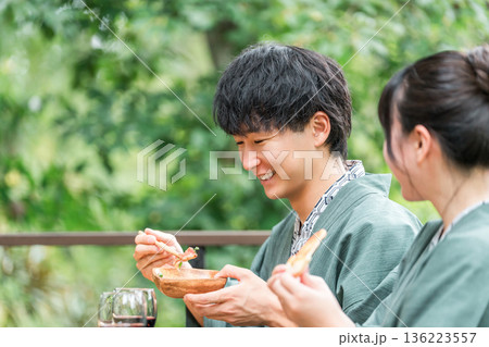 バルコニー・ウッドデッキで食事する旅館・温泉旅館に来た若いアジア人カップル(旅行・トラベル) バルコニー・ウッドデッキで食事する旅館・温泉旅館に来た若いアジア人カップル(旅行・トラベル) 136223557