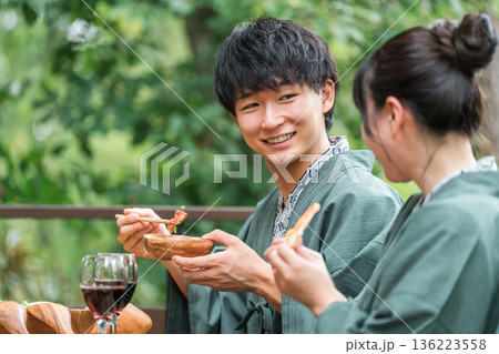 バルコニー・ウッドデッキで食事する旅館・温泉旅館に来た若いアジア人カップル(旅行・トラベル) バルコニー・ウッドデッキで食事する旅館・温泉旅館に来た若いアジア人カップル(旅行・トラベル) 136223558