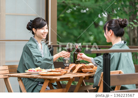 バルコニー・ウッドデッキで食事する旅館・温泉旅館に女子旅に来た若いアジア人女性（旅行・トラベル） 136223567